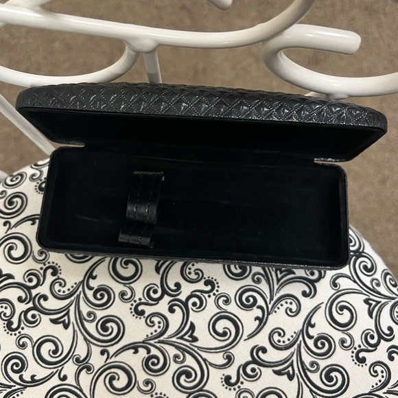 Younique empty hard shell mascara case - Picture 4 of 4